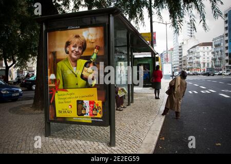 Muppie, nel centro di Lisbona, Portgal, il 6 dicembre 2011, di una campagna di marketing di una compagnia di bevande portoghese Beirao con la cancelliera tedesca Angela Merkel. Sulla muppie è 'Ear Angela, il Portogallo sta facendo del suo meglio. Buone feste!". Foto di Pedro Nunes/ABACAPRESS.COM Foto Stock