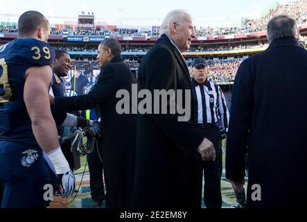 Il presidente Barack Obama, centro a sinistra, e il vice presidente Joe Biden, centro a destra, accolgono i giocatori alla 112esima partita di football tra esercito e marina a Landover, MD, USA, il 10 dicembre 2011. Foto di Kristoffer Tripplaar/ABACAPRESS.COM Foto Stock