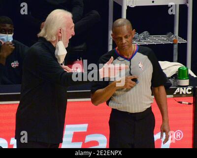 Los Angeles, Stati Uniti. 13 gennaio 2021. Gregg Popovich, allenatore di San Antonio Spurs, sostiene una chiamata senza maschera che copra completamente il suo volto durante una partita contro i Los Angeles Clippers allo Staples Center di Los Angeles martedì 5 gennaio 2020. L'NBA e l'Unione dei giocatori martedì ha rivisto il loro protocollo COVID-19. I giocatori ora sono vietati di avere ospiti non di squadra nelle loro camere d'hotel e saranno tenuti a indossare maschere mentre si trovano sulla panchina. File Photo by Jim Ruymen/UPI Credit: UPI/Alamy Live News Foto Stock