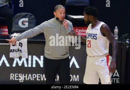 Los Angeles, Stati Uniti. 13 gennaio 2021. L'allenatore dei Clippers di Los Angeles Tyronn Lue mette giù la sua maschera facciale mentre conferisce con la guardia Patrick Beverley durante una partita contro gli Spurs di San Antonio allo Staples Center di Los Angeles martedì 5 gennaio 2020. L'NBA e l'Unione dei giocatori martedì ha rivisto il loro protocollo COVID-19. I giocatori ora sono vietati di avere ospiti non di squadra nelle loro camere d'hotel e saranno tenuti a indossare maschere mentre si trovano sulla panchina. File Photo by Jim Ruymen/UPI Credit: UPI/Alamy Live News Foto Stock