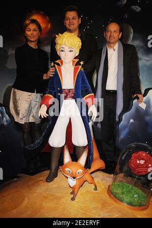 Il presidente della Method Animation Aton Soumache Musee Grevin, CEO Beatrice de Reynies e Antoine de Saint Exupery, nipote Olivier d'Agay, svelano la cera "le Petit Prince" al Musee Grevin di Parigi, Francia, il 14 dicembre 2011. Foto di Giancarlo Gorassini/ABACAPRESS.COM Foto Stock