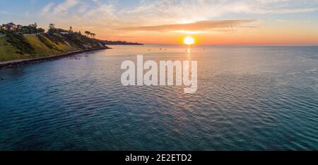 Magnifico panorama aereo del tramonto sulle acque della baia di Melbourne, Australia Foto Stock