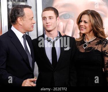 L'attore Tom Hanks e la moglie Rita Wilson salutano il loro figlio Chet Hanks alla prima di 'estremamente forte & incredibilmente vicino' al Teatro Ziegfeld il 15 dicembre 2011 a New York City, NY, USA. Foto di Evan Agostini/ABACAPRESS.COM Foto Stock