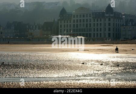 Spiaggia, ville sul mare, fronte spiaggia, Trouville-sur-Mer, basse-Normandie, Francia, 2011.Plage, balneaires ville, bord de mer, Trouville-sur-Mer, basse-Normandie, Francia, 2011. Foto di David Lefranc/ABACAPRESS.COM Foto Stock