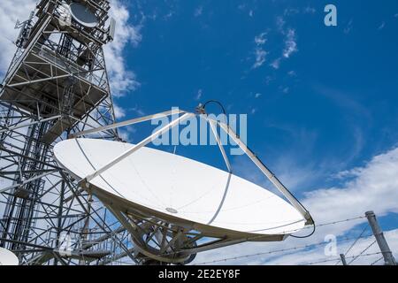 Grande antenna parabolica contro il cielo blu con spazio di copia Foto Stock