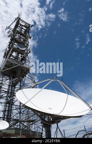 Antenna parabolica contro il cielo blu - immagine verticale Foto Stock