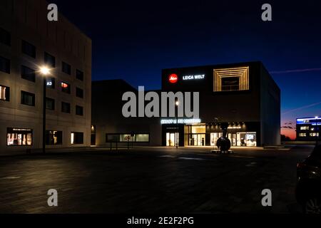 WETZLAR, GERMANIA-2020-08-27: Mondo di Leica di notte a Wetzar. Leica Camera AG è un produttore internazionale premium di telecamere e di ottiche sportive pro Foto Stock