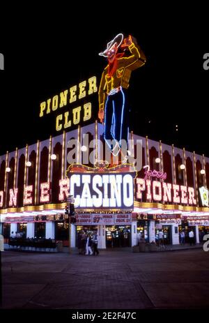 Vintage cowboy al neon al Pioneer Club Casino su Fremont Street a Las Vegas, Nevada Foto Stock