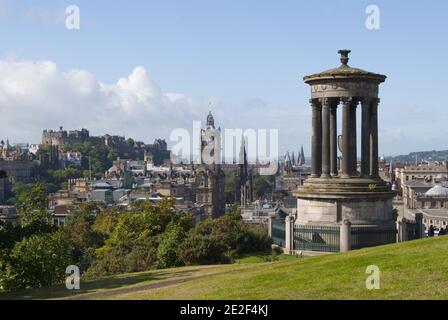 EDIMBURGO, REGNO UNITO - 21 settembre 2010: Vista sul castello di Edinbugh e sulla strada del Principe il primo piano sulla destra è il monumento Stewart e Princes S. Foto Stock