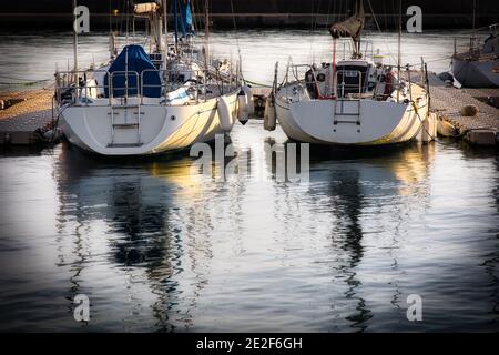 Il sole del mattino sorge sulle barche a vela presso un porto turistico di Yokosuka, Giappone. Foto Stock