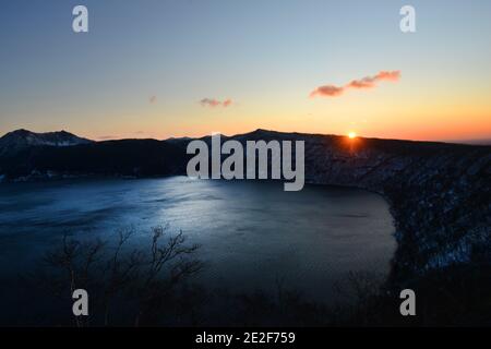 Alba sul Lago di Mashū a Hokkaido, Giappone. Foto Stock