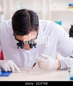 Il farmaco il concetto di sintesi con il farmacista lavorando nel laboratorio di ricerca Foto Stock