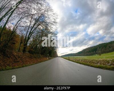 Inquadratura ultra grandangolare di una strada che conduce attraverso la bella Foresta Bavarese Foto Stock