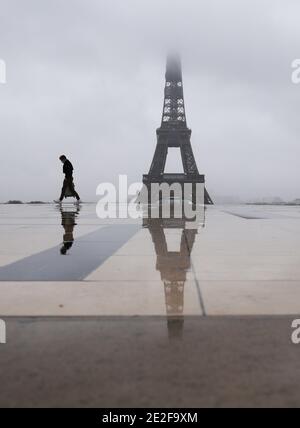 (210114) -- PARIGI, 14 gennaio 2021 (Xinhua) -- UN uomo cammina sulla Place du Trocadero vicino alla Torre Eiffel a Parigi, Francia, 13 gennaio 2021. La Francia di mercoledì ha confermato 23,852 infezioni con COVID-19 nelle ultime 24 ore, il più grande di un giorno dal 6 gennaio, come circolano più varianti infettive, che rappresentano un rischio crescente di rebound epidemico, dati delle autorità sanitarie hanno mostrato. Il numero complessivo di infezioni in Francia è cresciuto fino a 2,830,442, con i decessi correlati al coronavirus che superano 69,000 dopo 229 decessi in un giorno. Circa 47 casi della variante sono stati confermati in Francia dove t Foto Stock