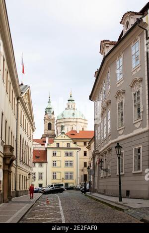 Chiesa di San Nicola vista da Snemovni a Mala Strana, Praga, Repubblica Ceca. Foto Stock