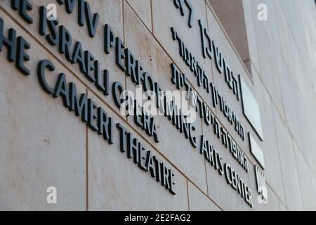 TEL AVIV, ISRAELE - 30 maggio 2019: Primo piano della scritta di fronte all'edificio del Centro per le arti dello spettacolo di Tel Aviv in Israele. Foto Stock