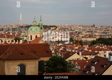 Una vista della città di Praga con la cupola della Chiesa di San Nicola sulla sinistra, in una giornata estiva nella Repubblica Ceca. Foto Stock