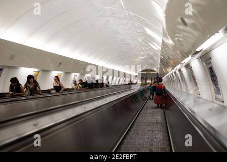 Una lunga e ripida scala mobile alla stazione della metropolitana Náměstí Republiky nel centro di Praga, in Czechia. Foto Stock