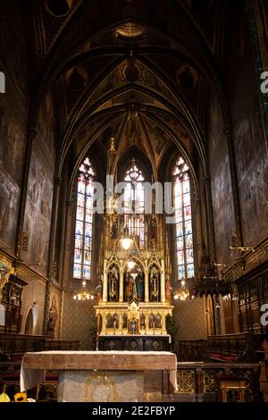 L'altare e l'interno della Basilica dei Santi Pietro e Paolo a Praga, in Czechia. Foto Stock