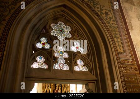 Vetrate all'interno della Basilica dei Santi Pietro e Paolo a Praga, in Czechia. Foto Stock