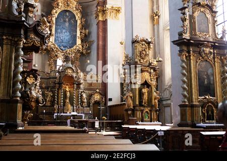 L'interno e l'altare della Chiesa di nostra Signora vittoriosa e il Bambino Gesù di Praga, una chiesa barocca dal 1613 a Praga, in Czechia. Foto Stock