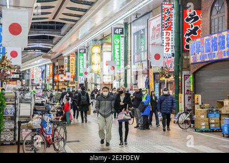 Kawasaki, Giappone. 13 gennaio 2021. Pedoni con maschere a piedi sulla strada Ginnyugai in Kawasaki. Credit: SOPA Images Limited/Alamy Live News Foto Stock