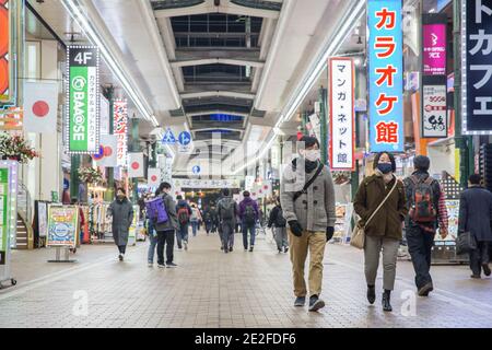 Kawasaki, Giappone. 13 gennaio 2021. Pedoni con maschere a piedi sulla strada Ginnyugai in Kawasaki. Credit: SOPA Images Limited/Alamy Live News Foto Stock