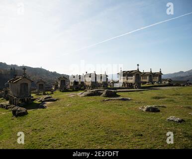 Antico negozio di cibo granaio horreo espigueiro tradizionale a Lindoso Ponte Da Barca Pereda Geres Parco Nazionale Viana do Castelo Portogallo Europa Foto Stock