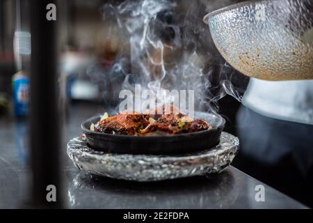 Piatto kebab indiano in piatto caldo e setacciato Foto Stock