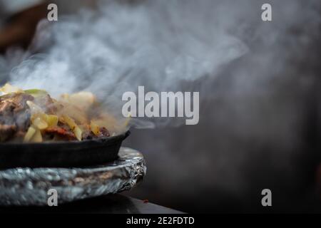 Piatto kebab indiano in piatto caldo e setacciato Foto Stock