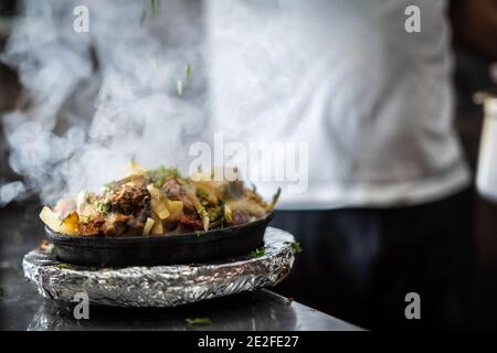 Piatto kebab indiano in piatto caldo e setacciato Foto Stock