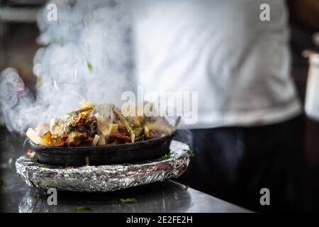 Piatto kebab indiano in piatto caldo e setacciato Foto Stock