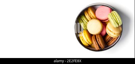 Piccoli macaron colorati nella scatola circolare come un regalo Foto Stock