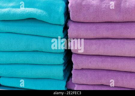 Set di asciugamani multicolore su un ripiano in un negozio Foto Stock