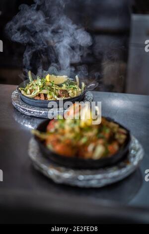 Piatto kebab indiano in piatto caldo e setacciato Foto Stock