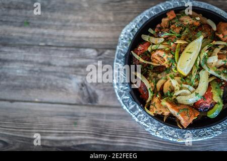 Piatto kebab indiano in piatto caldo e setacciato Foto Stock