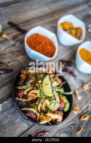 Piatto kebab indiano in piatto caldo e setacciato Foto Stock