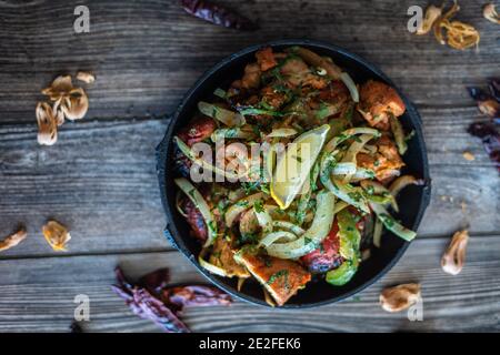 Piatto kebab indiano in piatto caldo e setacciato Foto Stock