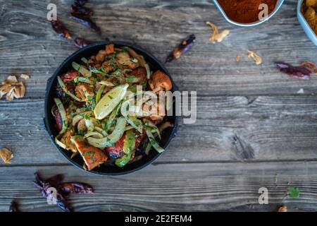 Piatto kebab indiano in piatto caldo e setacciato Foto Stock