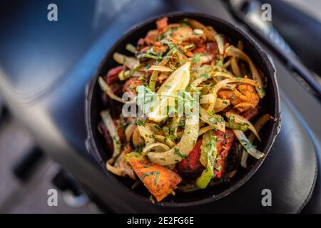 Piatto kebab indiano in piatto caldo e setacciato Foto Stock