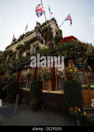 Panorama di fiori colorati pub piante il Churchill Arms in Notting Hill Londra Inghilterra Gran Bretagna GB Regno Unito Regno Unito Europa Foto Stock