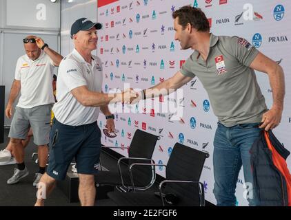 Auckland, Nuova Zelanda, 14 gennaio 2021 - Prada Cup Skippers Terry Hutchinson, dell'American Magic dello Yacht Club di New York e Sir ben Ainslie, (a destra), della Britannia dell'INEOS Team UK, stringono le mani dopo la conferenza stampa di apertura della Prada Cup che inizia venerdì 15 gennaio. A sinistra è Max Sirena di Luna Rossa Prada Perelli. Il concorso Prada Cup ha fatto sfociare yacht delle tre squadre che gareggiano per la possibilità di sfidare i titolari, Team New Zealand, per la 36a America's Cup di marzo 2021. Credit: Rob Taggart/Alamy Live News Foto Stock