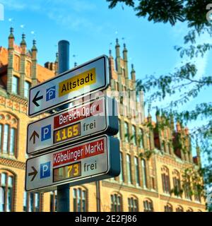 Hannover, Germania, 24 agosto 2019: Indicazioni per posti auto e garage gratuiti per il parcheggio nel centro della città tedesca Foto Stock