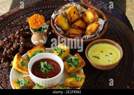 Formaggio paneer e golden latte con anacardi e cardamomo Foto Stock