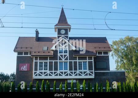 Pionersky, regione di Kaliningrad, Russia - Settembre 2020: Edificio della stazione degli autobus con orologio sulla torre. Foto Stock