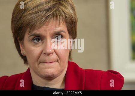 Intervista ritratti del primo Ministro scozzese Nicola Sturgeon. Preso al Parlamento scozzese, Holyrood , Edimburgo. Credito - Phil Wilkinson / A. Foto Stock