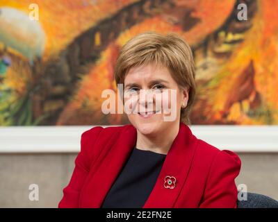 Intervista ritratti del primo Ministro scozzese Nicola Sturgeon. Preso al Parlamento scozzese, Holyrood , Edimburgo. Credito - Phil Wilkinson / A. Foto Stock