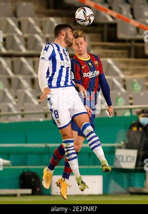 Cordova, Spagna. 13 gennaio 2021. Mikel Merino (l) di Real Sociedad e Frenkie De Jong del FC Barcelona durante la semifinale Supercopa. Cordova, Spagna, 13 gennaio 2021. Foto di Manu R.B/AlterPhotos/ABACAPRESS.COM Credit: Abaca Press/Alamy Live News Foto Stock