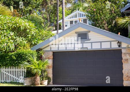 Sydney casa nel sobborgo di Clareville con macchia tropicale Giardino verde e garage indipendente, Sydney, Australia Foto Stock