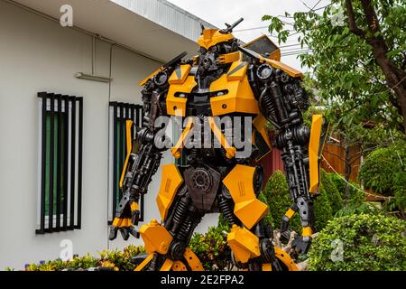 Ayuttaya, Thailandia - 1 aprile 2017 : la replica del robot Bumblebee fatto di ferro parte di un'esposizione dell'automobile al mercato galleggiante di Thung Bua Chom Foto Stock